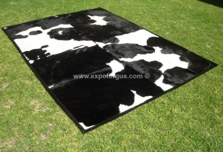 Alfombra de cuero blanca y negra