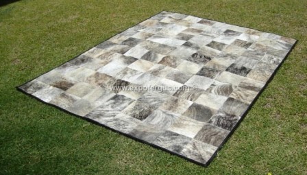 Alfombra de cuero atigrada gris